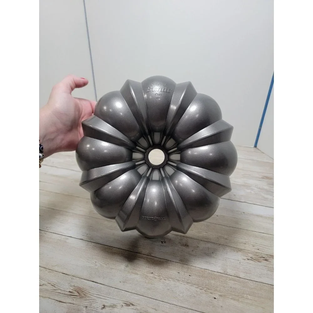 Vintage Nordic‎ War 12 Cup Heavy Duty Cast Aluminum Fluted Cake Pan Clean